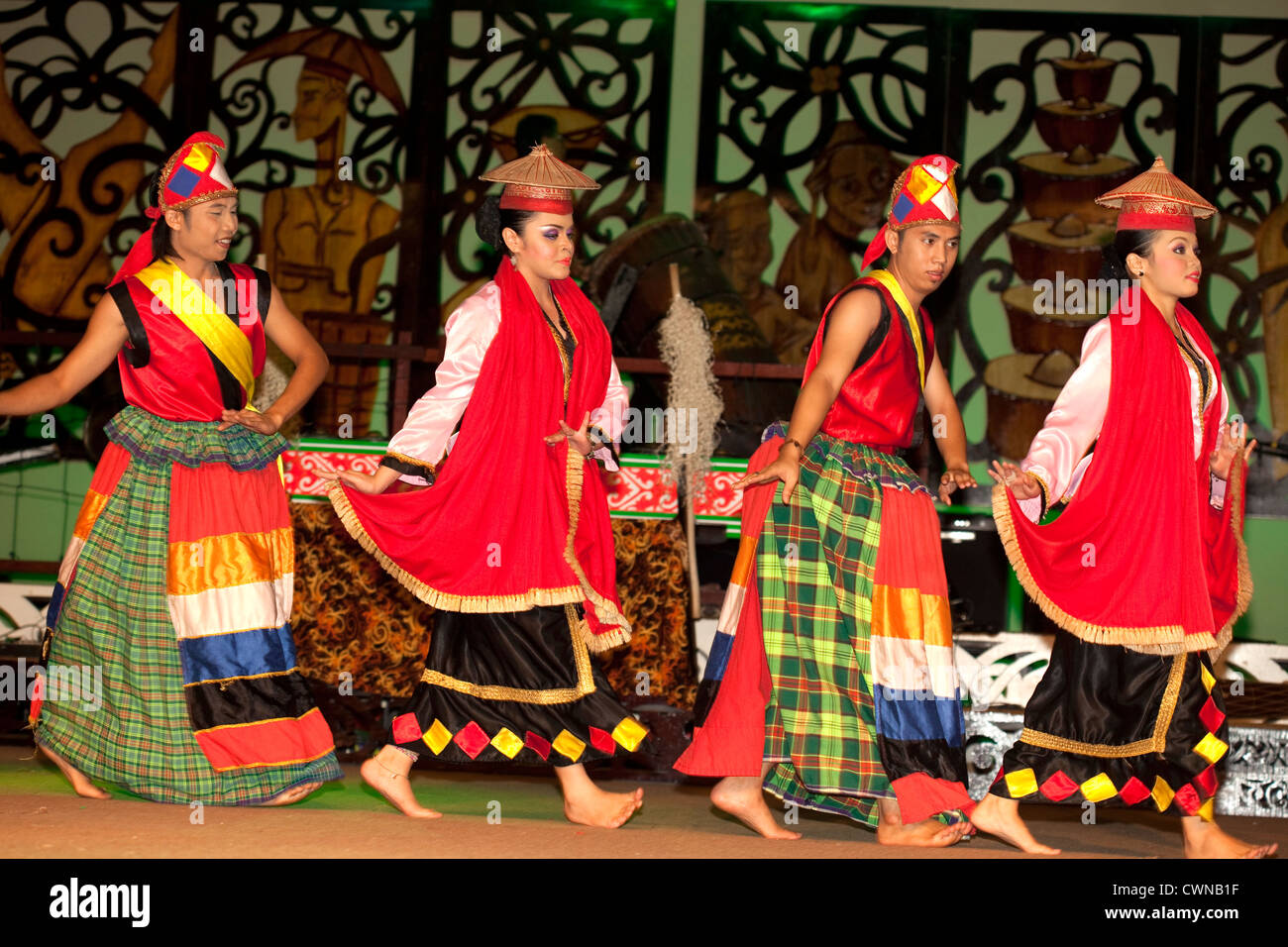 Performance di danza, Sarawak Villaggio Culturale, Kuching, Borneo, Malaysia, Asia Foto Stock