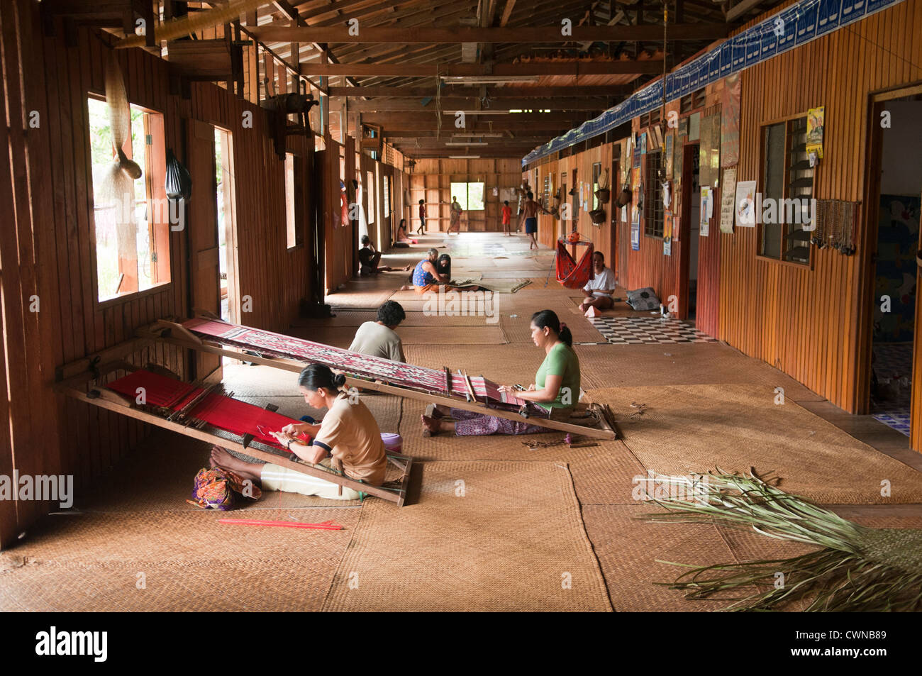 Tradizionale Iban comunale la vita al Nanga Sumpa longhouse nel Sarawak, Borneo Malaysia Foto Stock