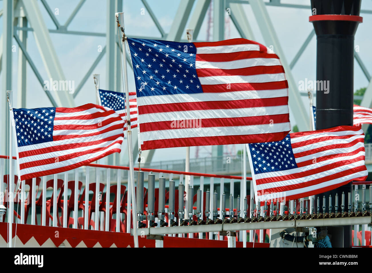 Stelle e Strisce bandiere sul ponte di una barca a remi sul Fiume Ohio a Cincinnati, Ohio / Covington, Kentucky Foto Stock