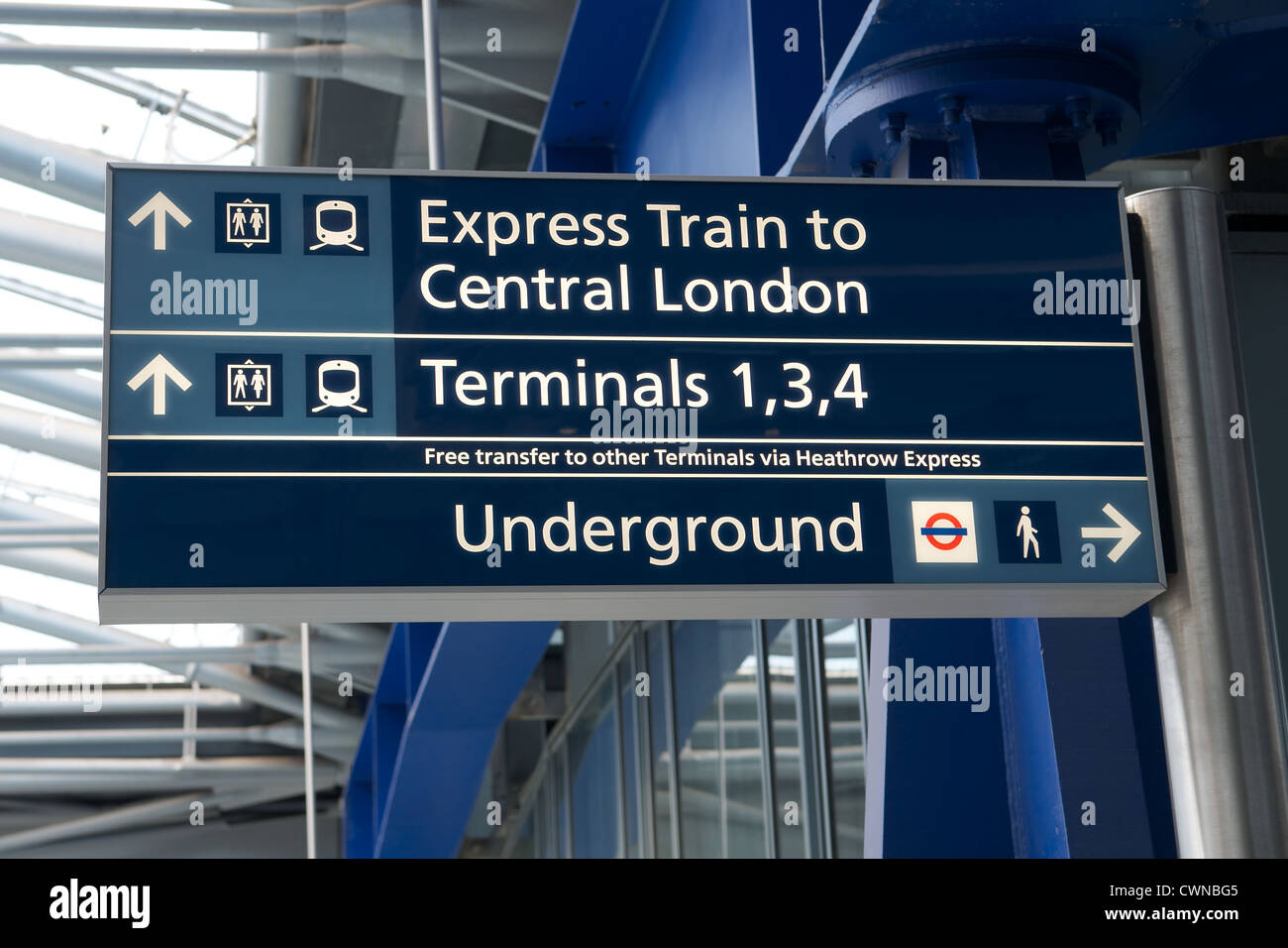 Segno posto a Londra Heathrow Terminal 5 dirigere i passeggeri al trasporto di massa Foto Stock