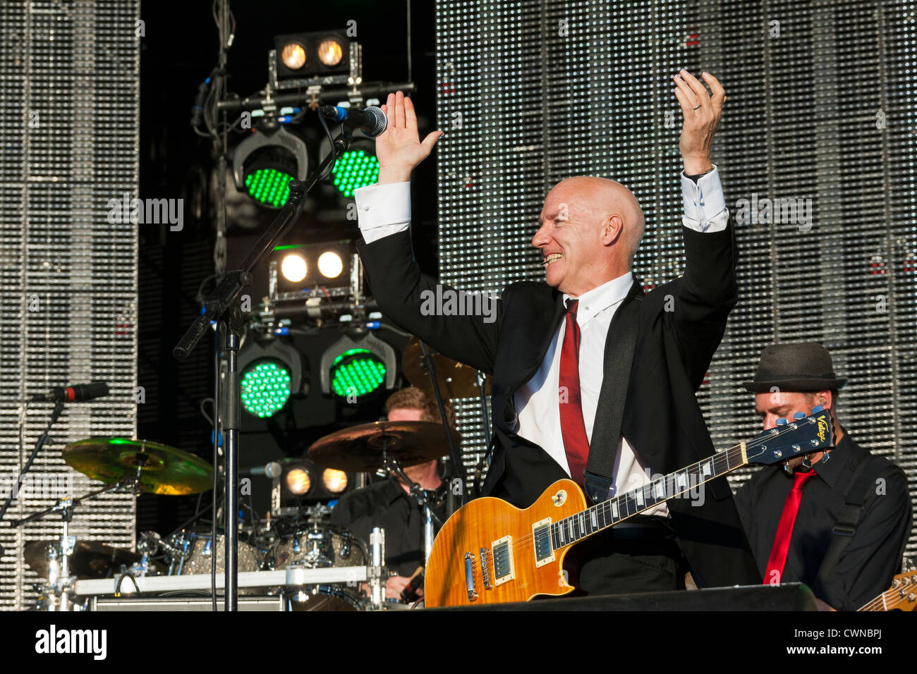 Midge Ure OBE cantautore sul palco del Festival di riavvolgimento Henley on Thames 2012. PER0322 Foto Stock