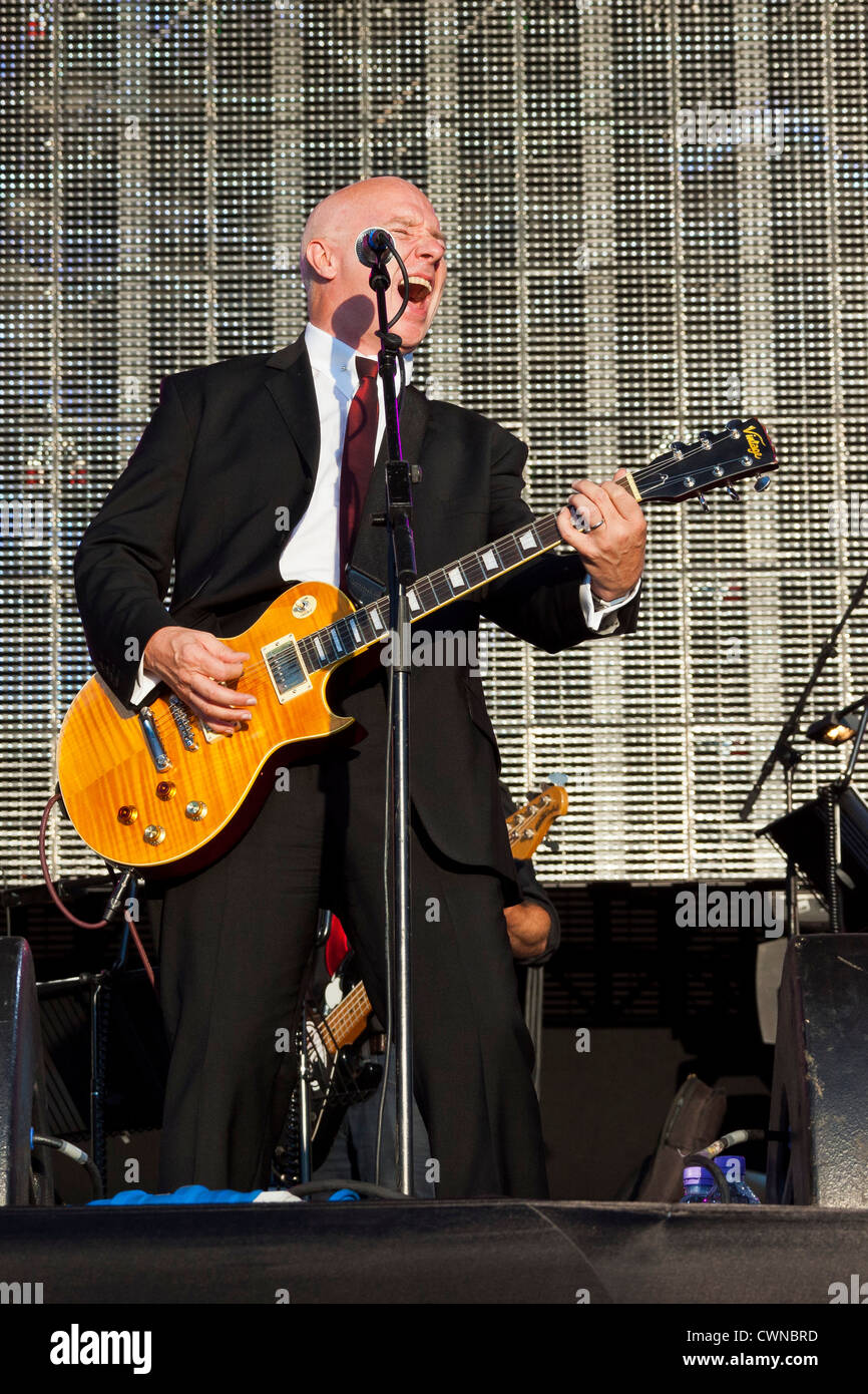 Midge Ure OBE cantautore sul palco del Festival di riavvolgimento Henley on Thames 2012. PER0323 Foto Stock