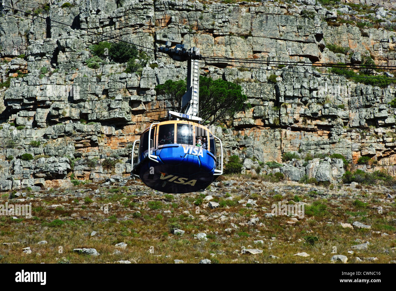 La Cabinovia di Table Mountain montagna contro lo sfondo di roccia. Foto Stock