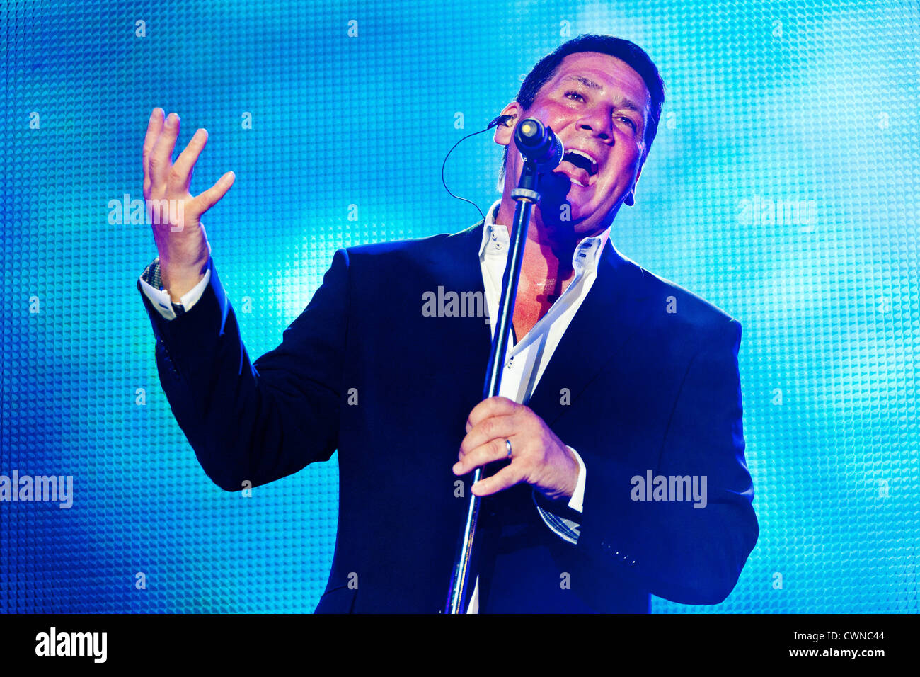 Il cantante Tony Hadley esibirsi sul palco del Festival di riavvolgimento Henley on Thames 2012. PER0333 Foto Stock