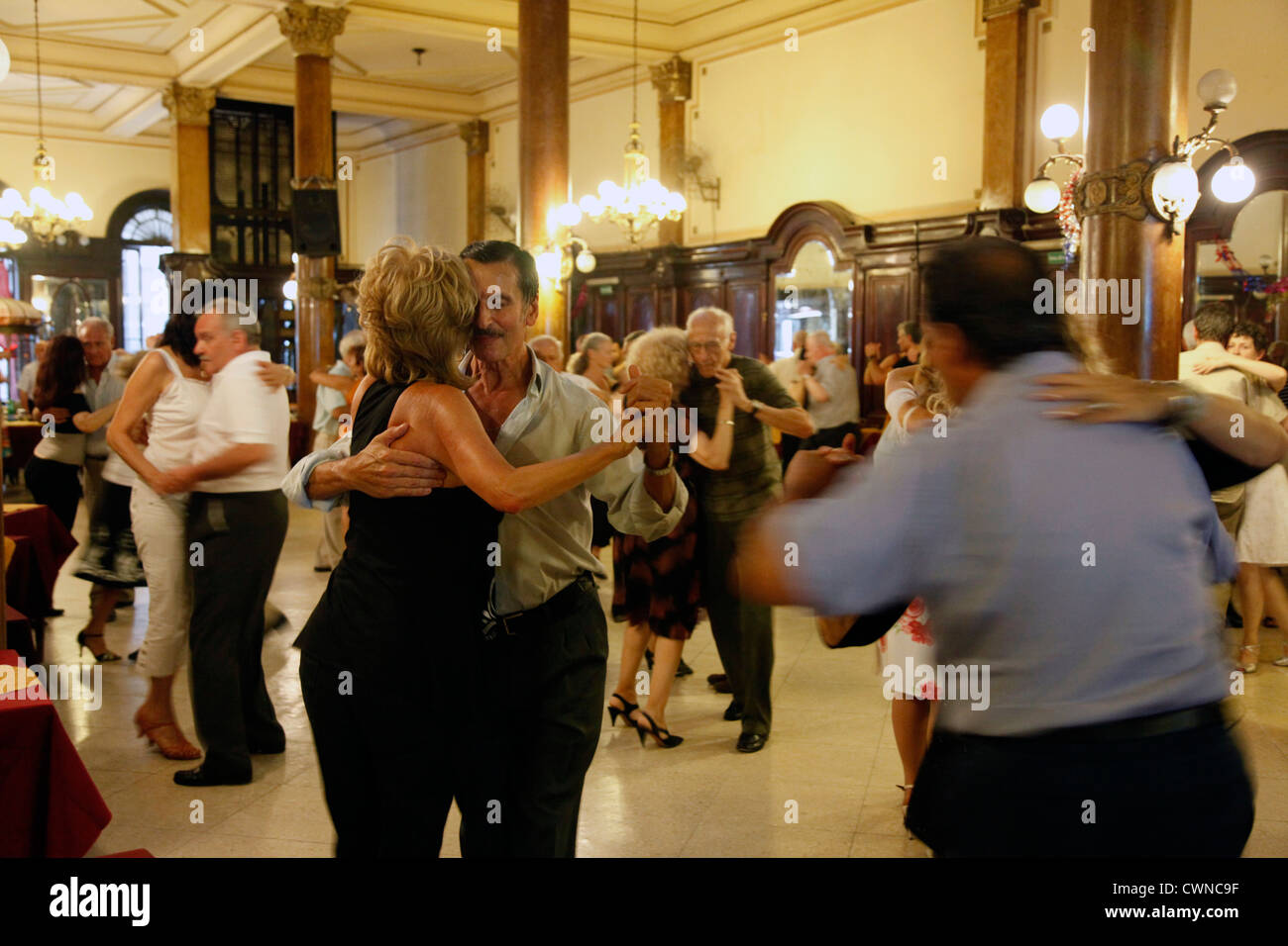 La gente ballare il tango a Confiteria ideale, Buenos Aires, Argentina. Foto Stock