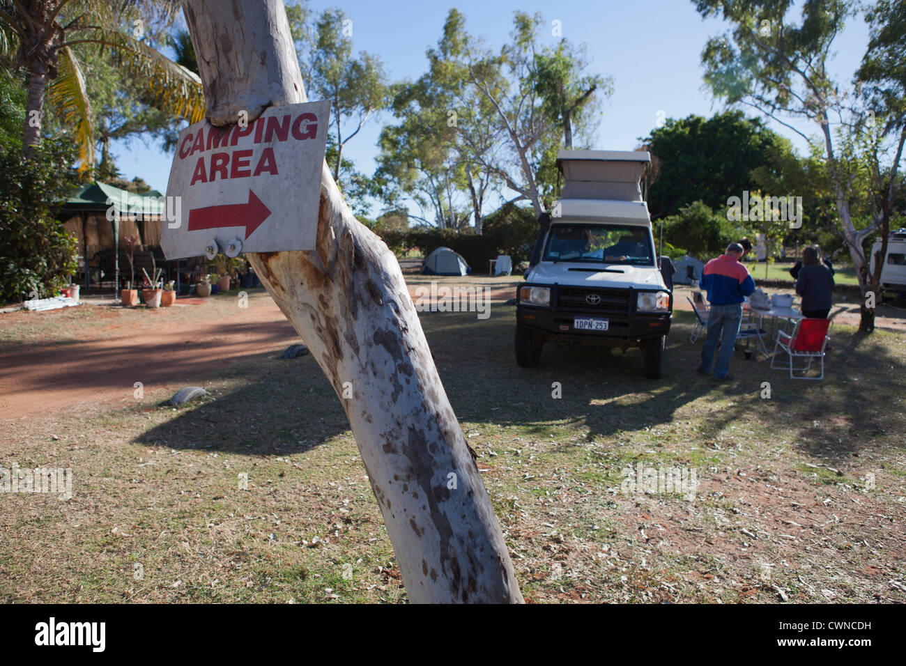 Toyota 4 x 4 set fino nella zona campeggio di un campeggio in Western Australia. Foto Stock
