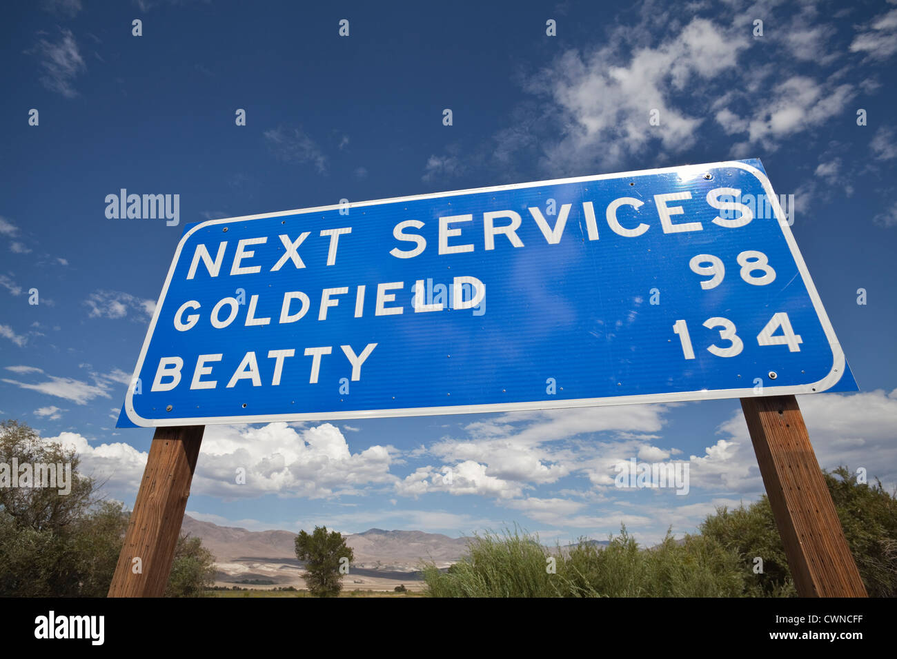 Prossimi servizi segno nel mezzo del Nevada Foto Stock