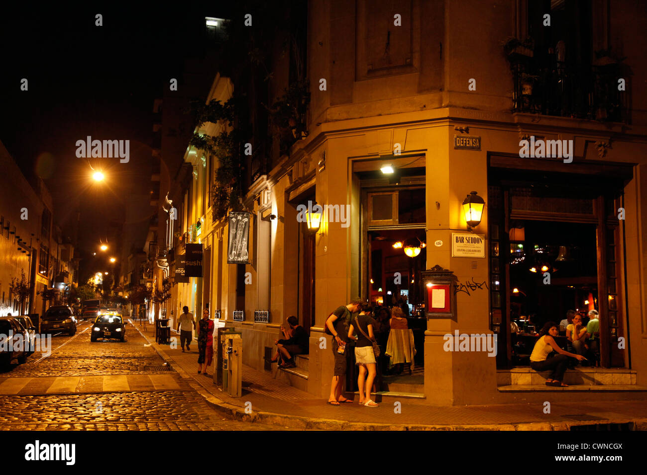 Scena di strada in San Telmo di notte, Buenos Aires, Argentina. Foto Stock