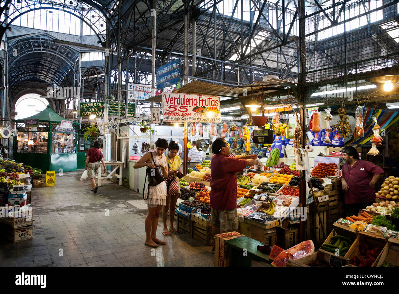 Frutta e verdura si spegne al mercato interno in San Telmo, Buenos Aires, Argentina. Foto Stock