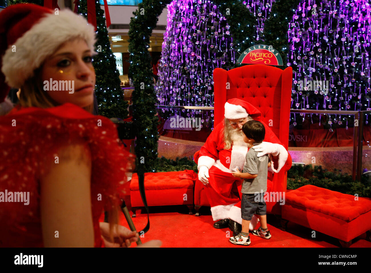 Alle persone di essere fotografato con Babbo Natale al Galerias Pacifico shopping mall, Buenos Aires, Argentina. Foto Stock