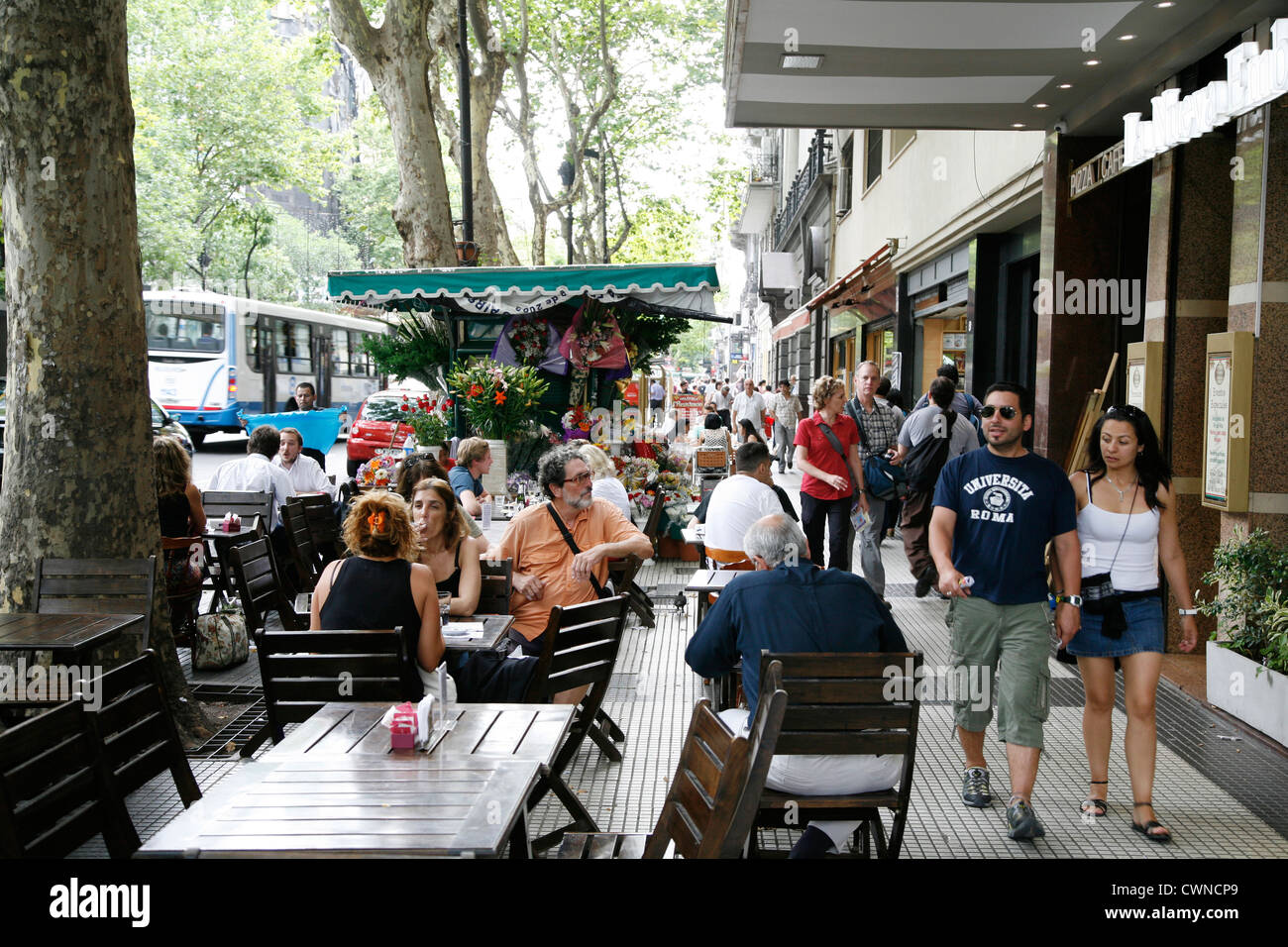 Persone su Avenida de Mayo, Buenos Aires, Argentina. Foto Stock