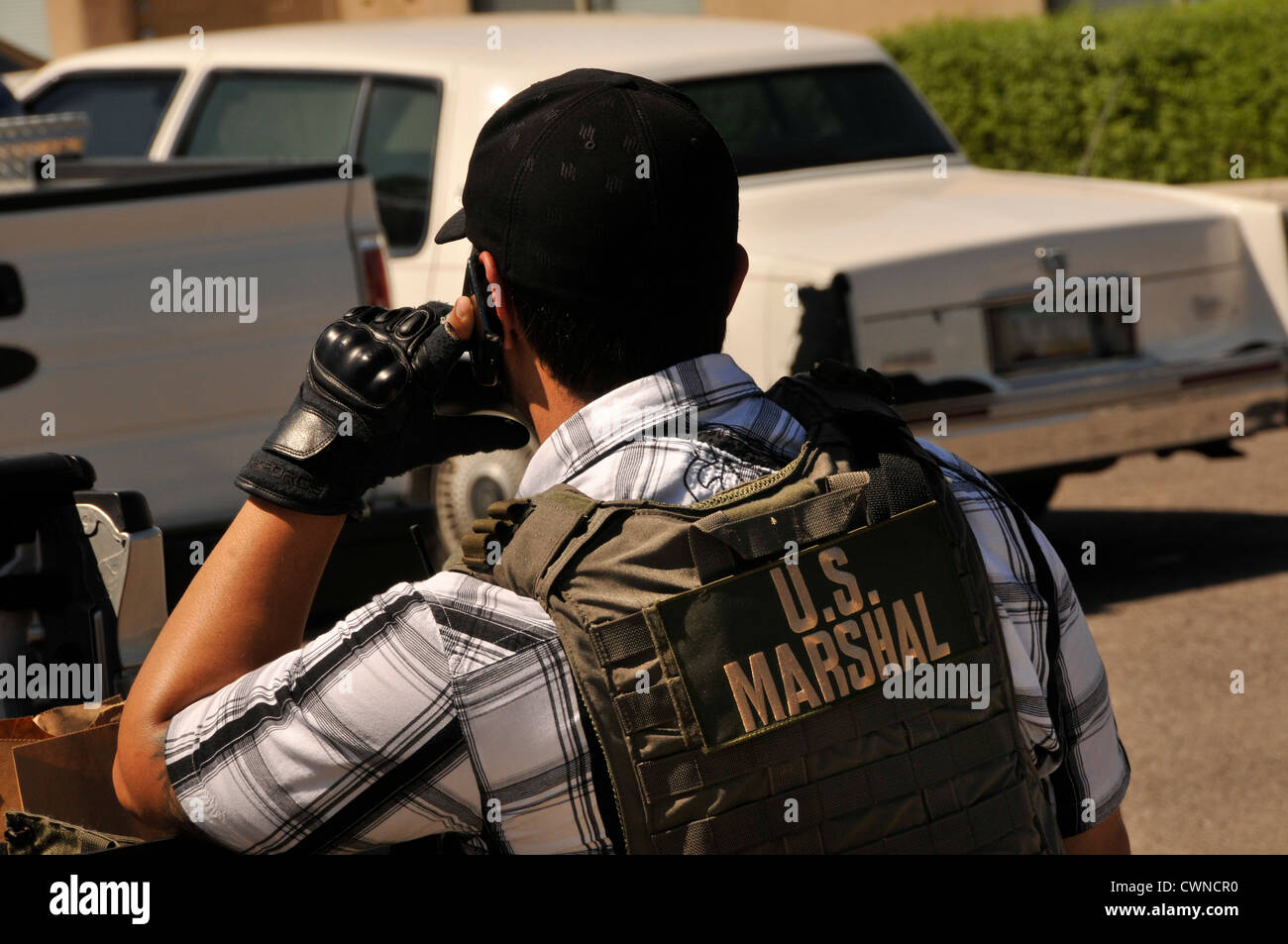 Undercover e funzionari di polizia da un multi-task force condurre un farmaco busto in Tucson, Arizona, Stati Uniti. Foto Stock