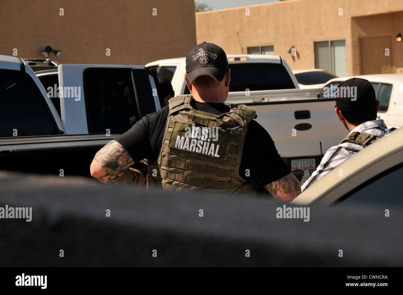 Undercover e funzionari di polizia da un multi-task force condurre un farmaco busto in Tucson, Arizona, Stati Uniti. Foto Stock