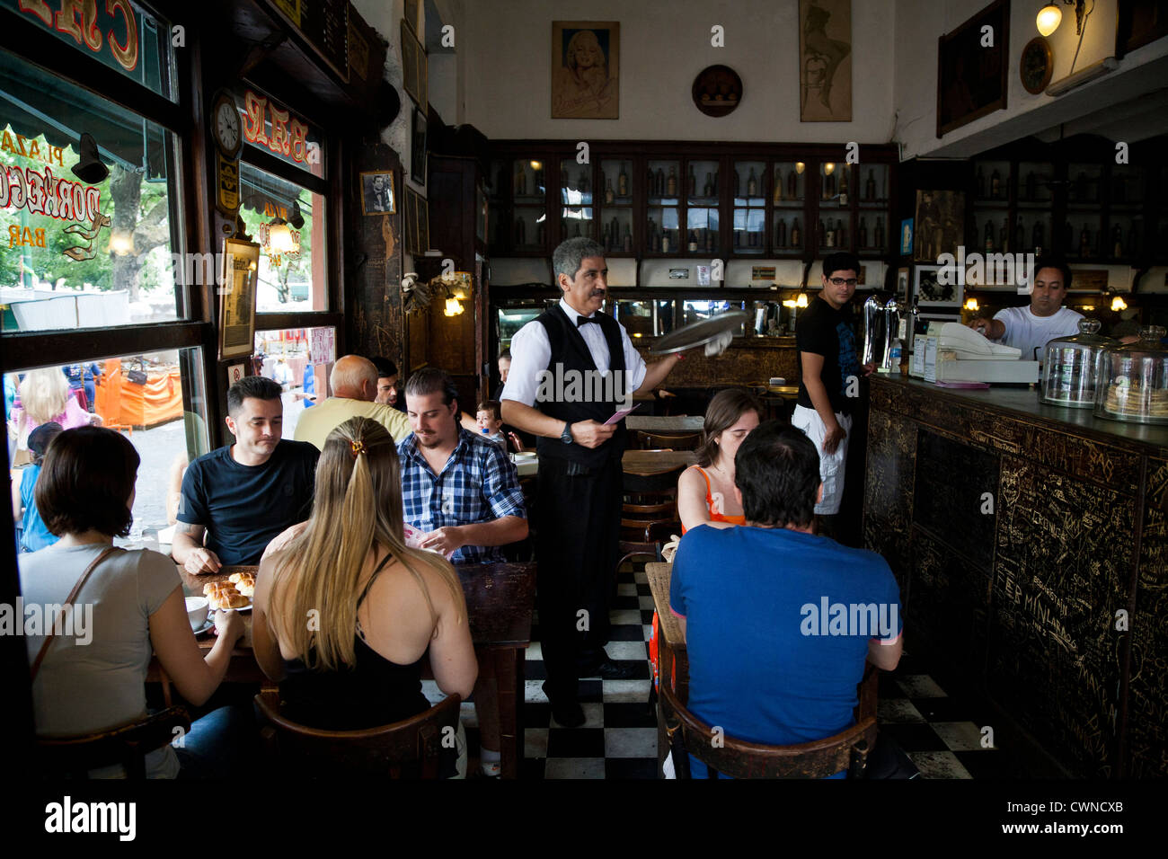 Bar Dorrego in San Telmo, Buenos Aires, Argentina. Foto Stock