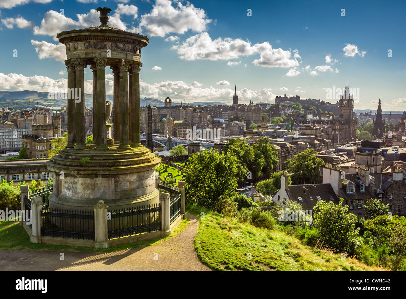 Vista del castello da Calton Hill nella giornata di sole Foto Stock