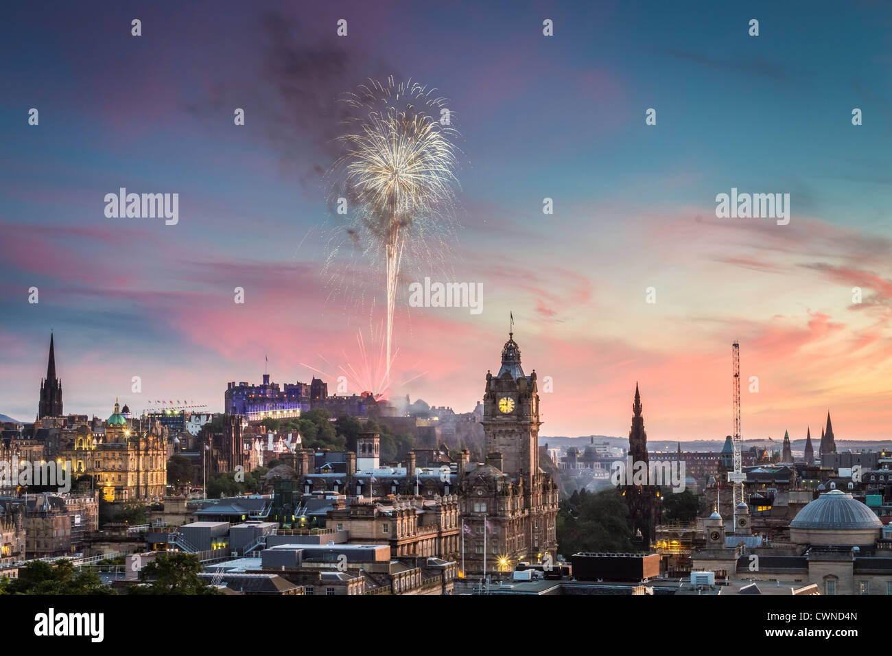 Fuochi d'artificio nel Castello di Edimburgo al tramonto Foto Stock