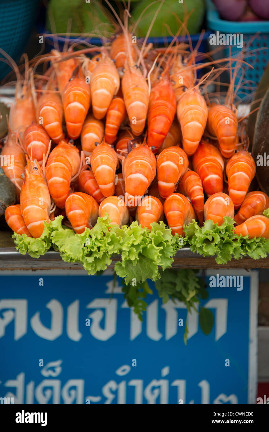 Gamberetti in vendita nel mercato notturno in Bang Saen, Thailandia Foto Stock