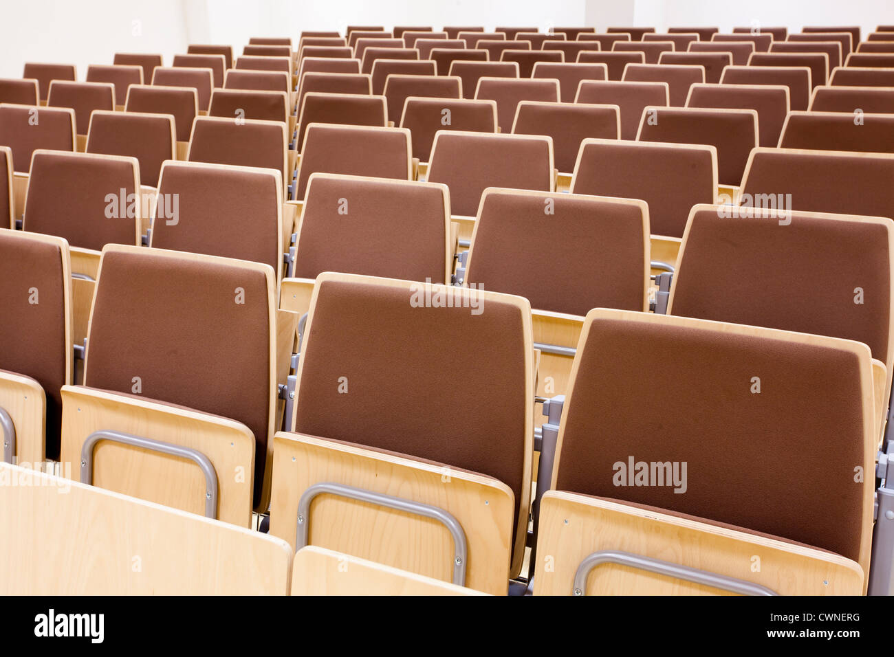 Auditorium vuoto con righe di colore marrone sedie Foto Stock