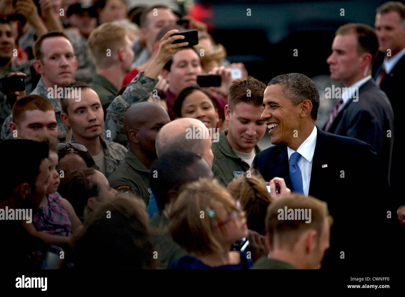 Il Presidente Usa Barack Obama saluta gli avieri e membri della famiglia durante una visita a Las Vegas Agosto 21, 2012 a Nellis Air Force Base in Nevada. Il Presidente Obama ha parlato di istruzione a Canyon Springs High School durante la sua visita a Las Vegas. Foto Stock