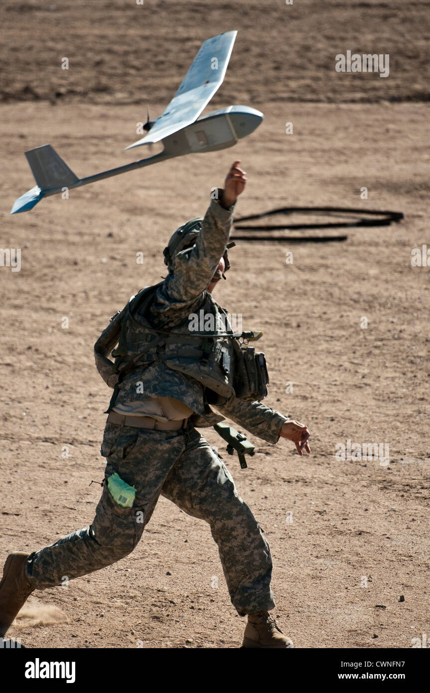 Un US Army soldier lancia un corvo aerei di ricognizione durante un urbano live-fire esercizio ottobre 13, 2011 a Fort Irwin, California. Foto Stock