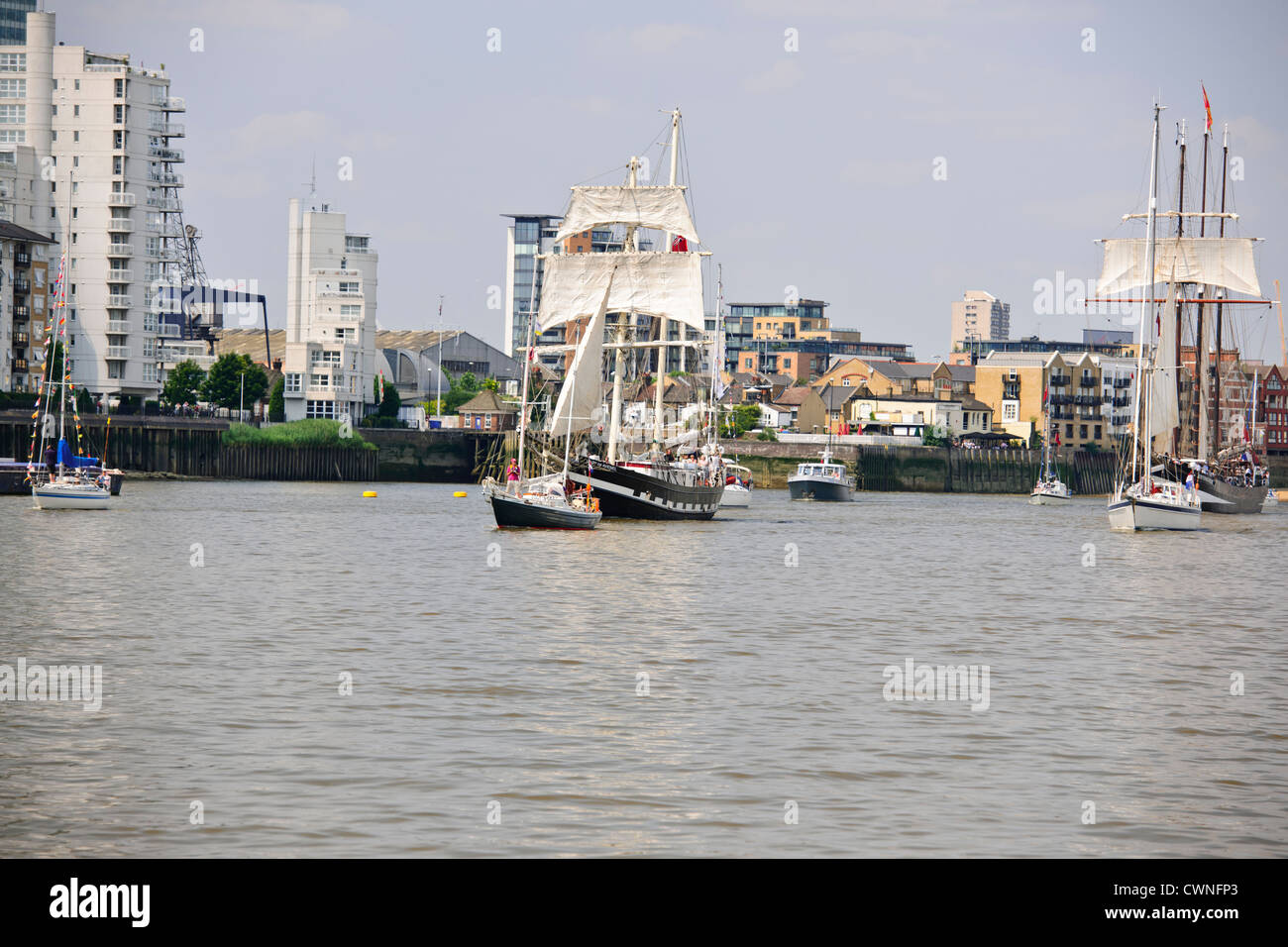 Dutch Tall Ships,sotto la vela,galeoni,Fiume Tamigi Pageant per Olimpiadi di Londra 2012,Canary Wharf,World Financial Center,Londra Foto Stock