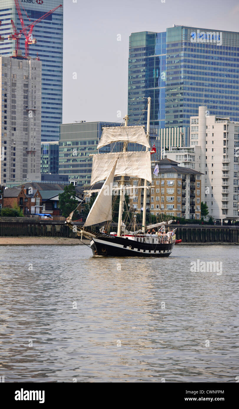 Dutch Tall Ships,sotto la vela,galeoni,Fiume Tamigi Pageant per Olimpiadi di Londra 2012,Canary Wharf,World Financial Center,Londra Foto Stock