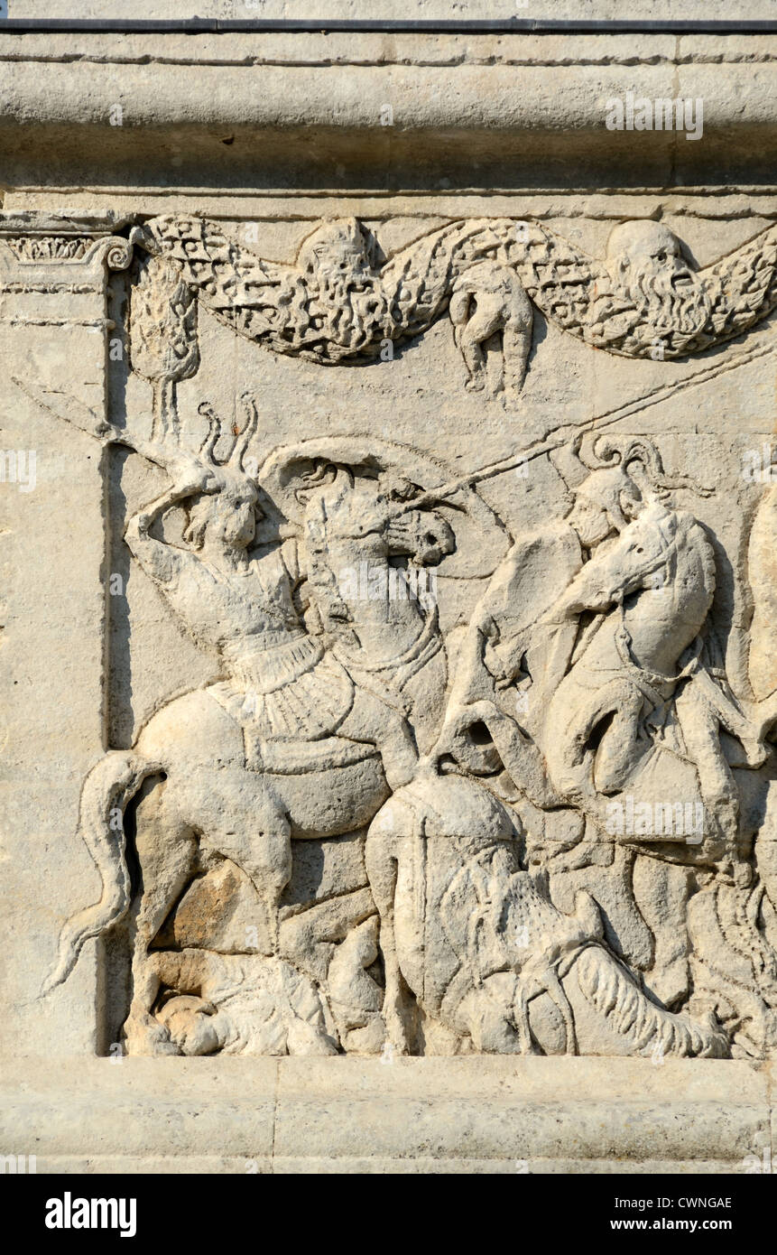 Soldati romani, cavalleria o esercito romano in scena di battaglia o guerra romana Bas-Relief sul Mausoleo del Julii Glanum Saint-Rémy-de-Provence Francia Foto Stock