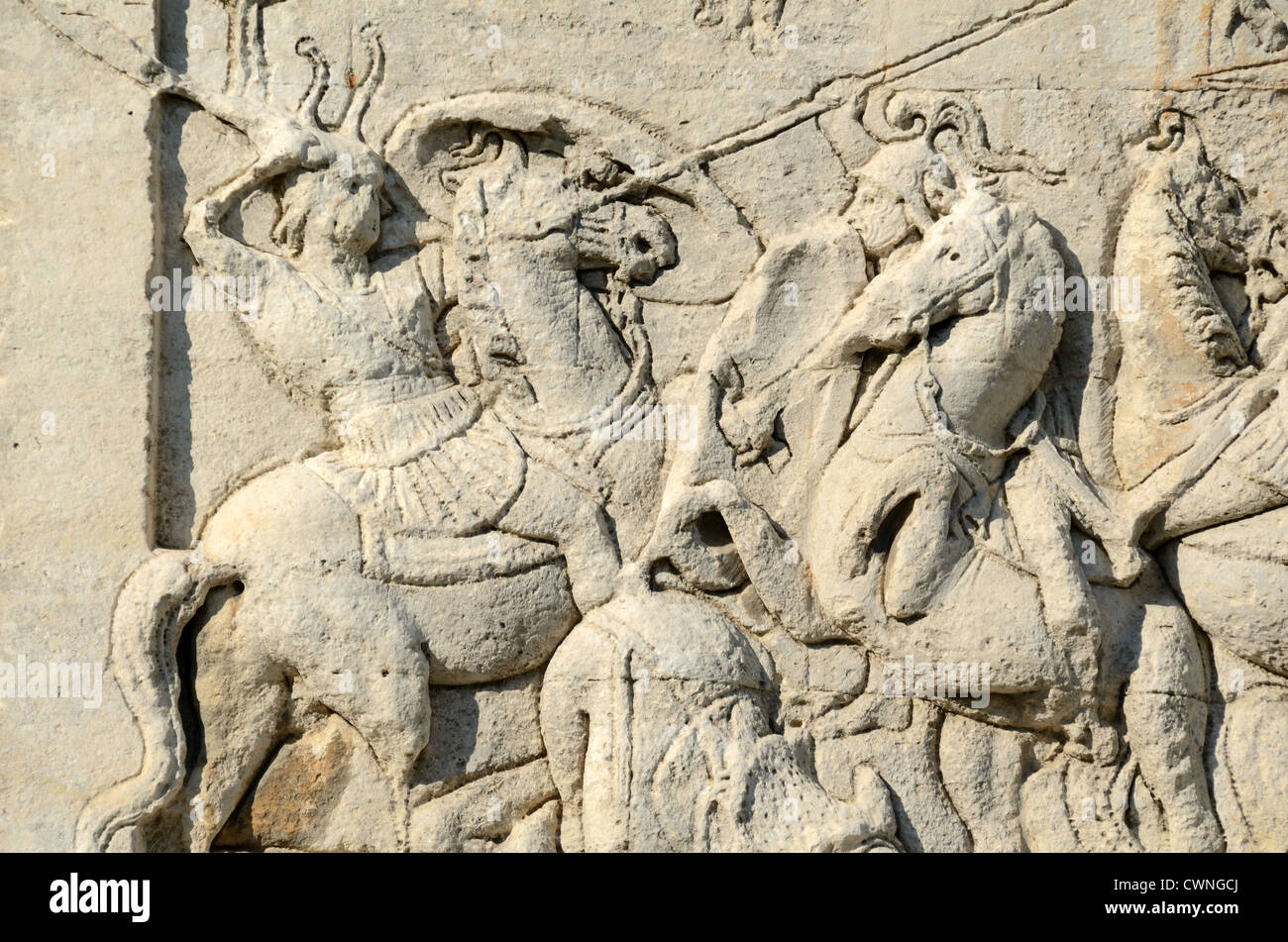 Soldati romani, cavalleria o esercito in scena di battaglia sul Mausoleo di Julii (c40BC) Glanum città romana o resti Saint Rémy de Provence Francia Foto Stock