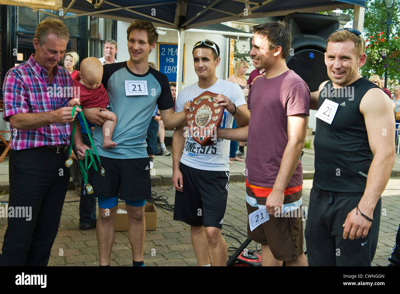Local uomini squadra vincitori del concorso annuale campionato mondiale Hop Pocket gara a Bromyard Herefordshire Inghilterra UK ha presentato con le medaglie dal locale leggenda calcistica di Colin Addison Foto Stock