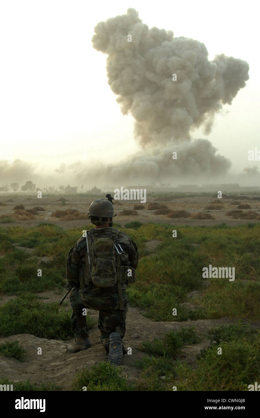 Una delle forze della coalizione del team leader osserva l esplosione di una cache di grandi dimensioni costituito da 60 cinque-gallone porta in secchi di nitrato di ammonio innescata con cavo di detonazione 4 agosto 2008 nel distretto di Maywand, provincia di Kandahar. Foto Stock
