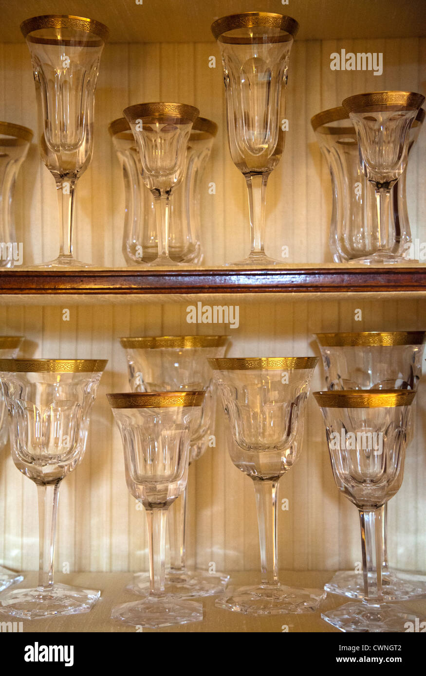 Bicchieri in cristallo con bordo in oro in vetrina Foto stock - Alamy