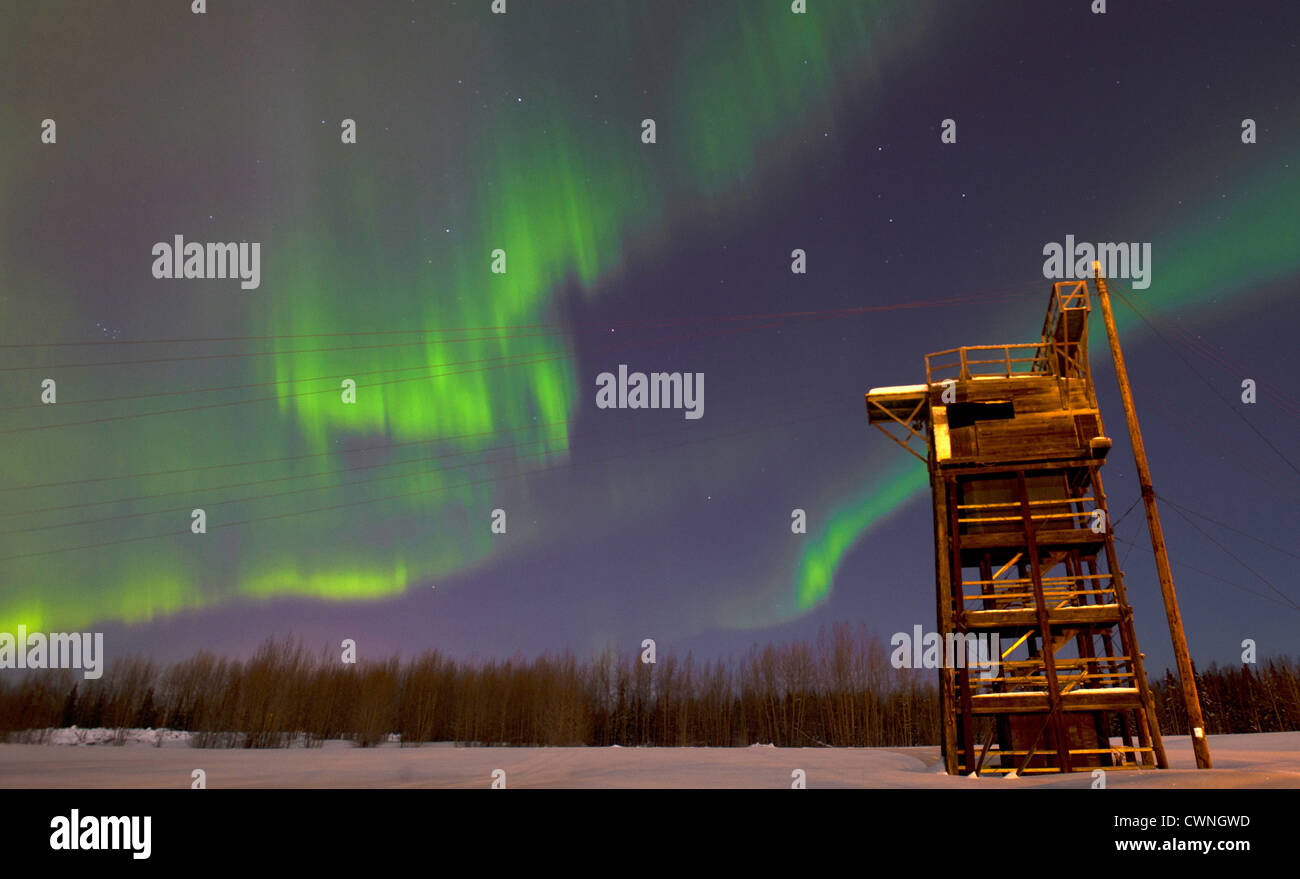 L'Aurora Boreale è visibile nel cielo notturno su base comune Elmendorf-Richardson, Alaska Marzo 8, 2012, al di sopra di un 34-piede-jump torre usata dall'esercito degli Stati Uniti Alaska paracadutisti di mettere in pratica in uscita di un aeromobile durante un paracadute assalto. Foto Stock