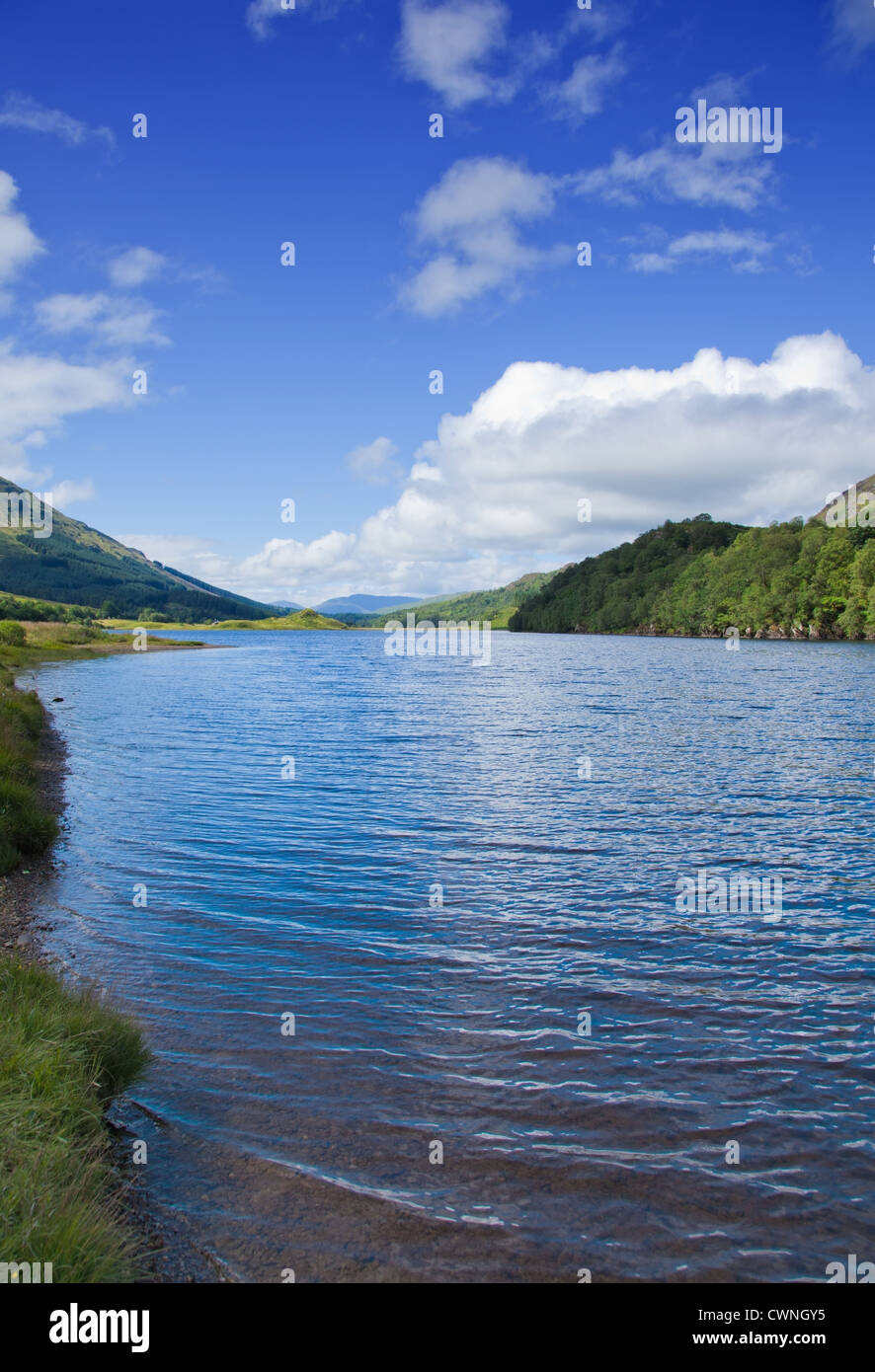 Estate scozzese paesaggio con lago Foto Stock