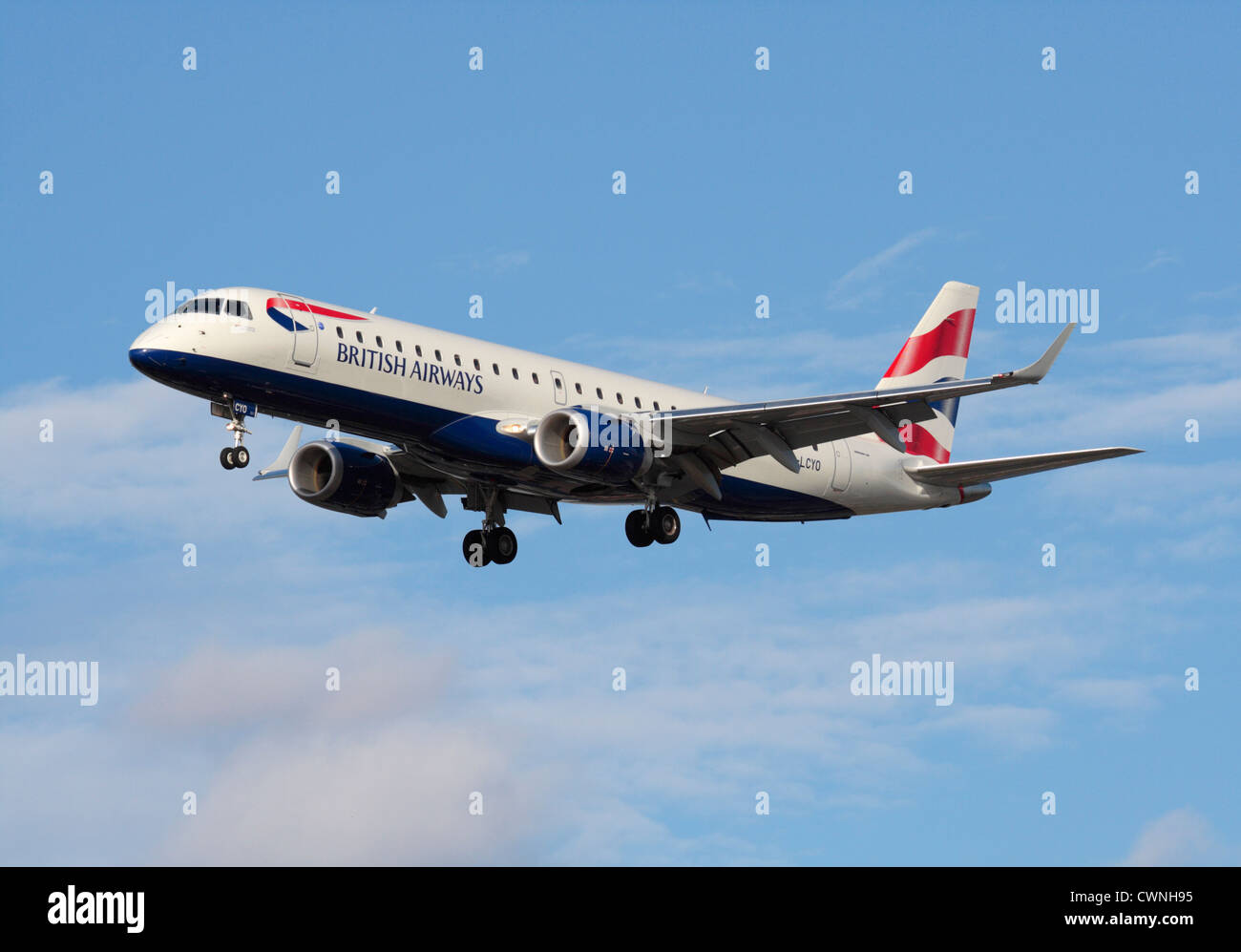 British Airways Embraer 190 jet regionale sull approccio finale Foto Stock