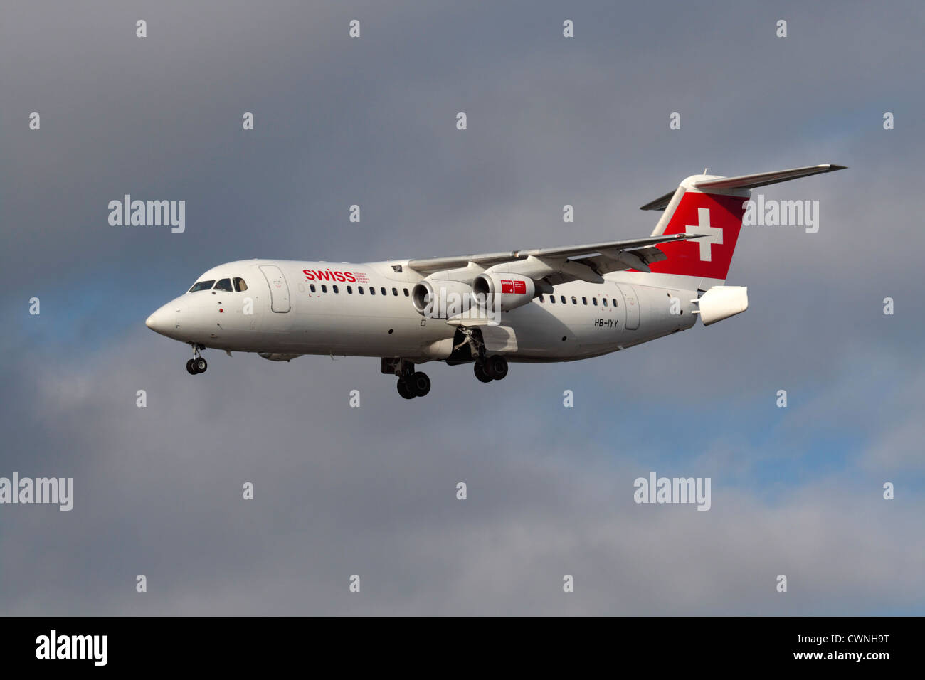 Swiss European Air Lines Avro RJ100 jet regionale o un piccolo aereo di linea volare sull approccio con la coda airbrakes aperto. Breve Raggio del viaggio aereo. Foto Stock