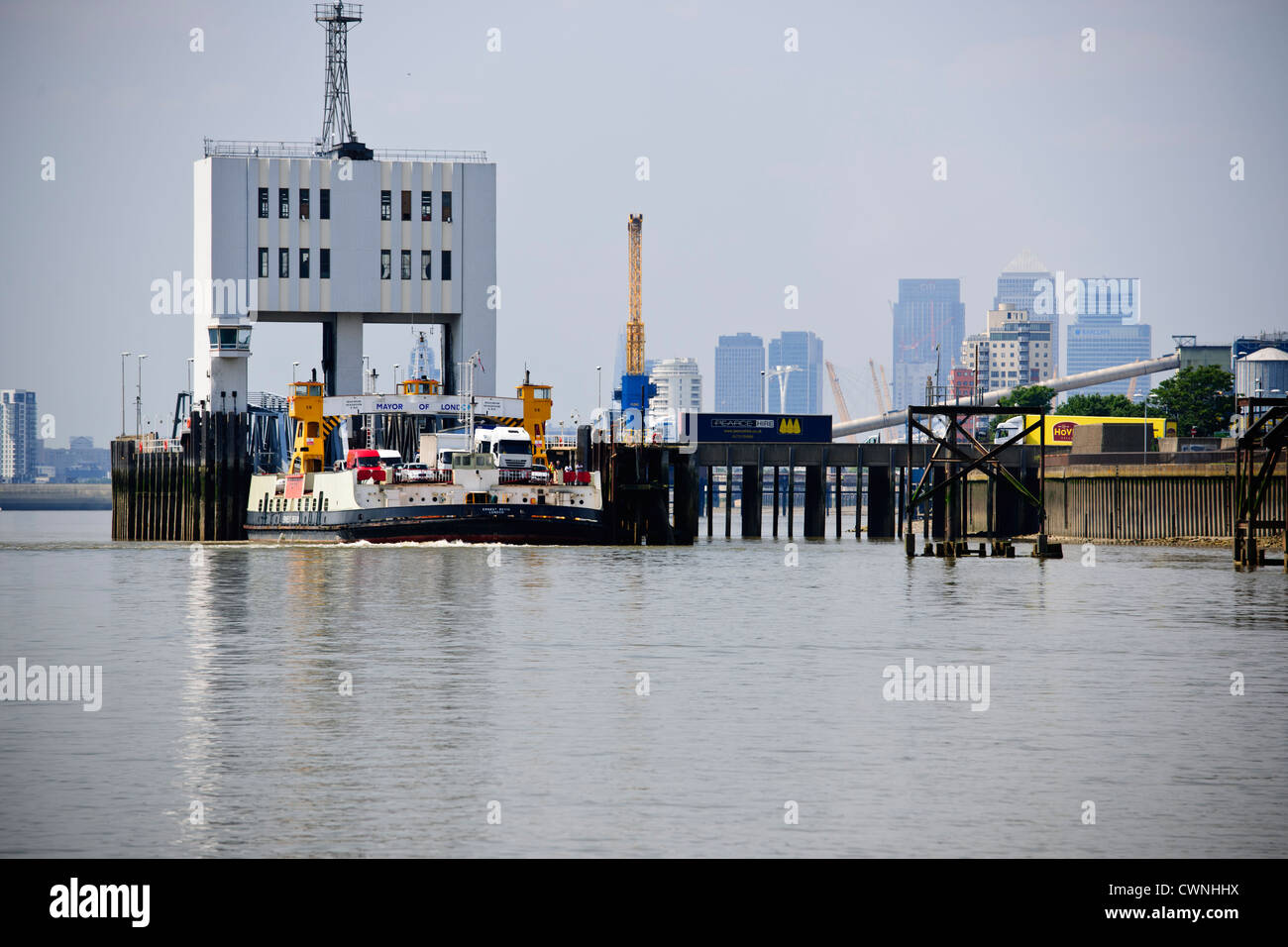 Woolich Ferry Terminal,auto Traghetto trasporto,attraversa il fiume Tamigi,spostamenti giornalieri per automobili e camion,Greenwich,Fiume Tamigi,Londra Foto Stock