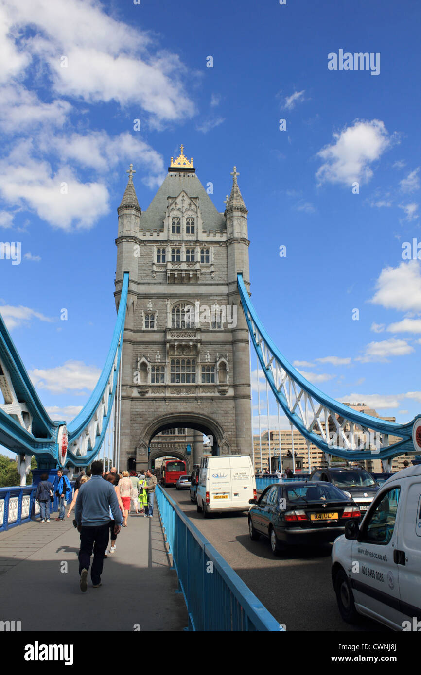 Attraversando il Tower Bridge sul fiume Tamigi, Londra England Regno Unito. Foto Stock
