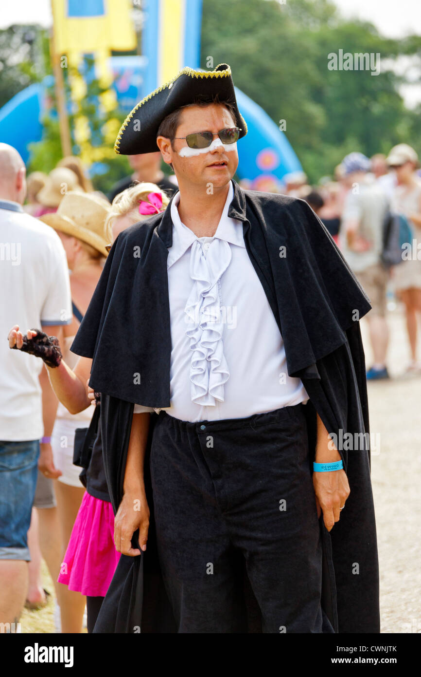 Festival goer in Adam Ant 'stand e consegnare' omaggio costume presso il Festival di riavvolgimento Henley on Thames 2012. JMH6045 Foto Stock