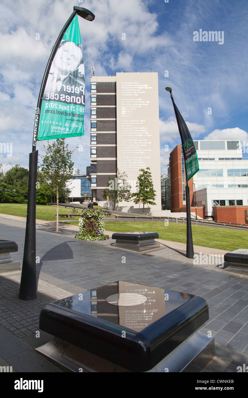 Andrew Motion poesia "Cosa succede se" sul lato di Sheffield Hallam University di Owen edificio Foto Stock