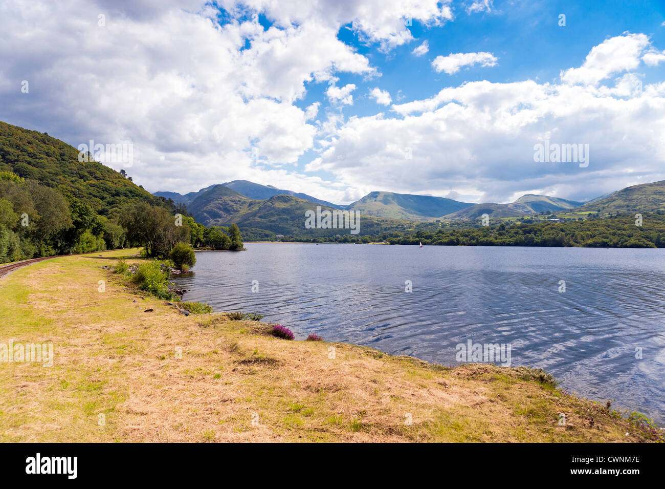 Llyn Padarn Lake con Snowdonia in background. Foto Stock