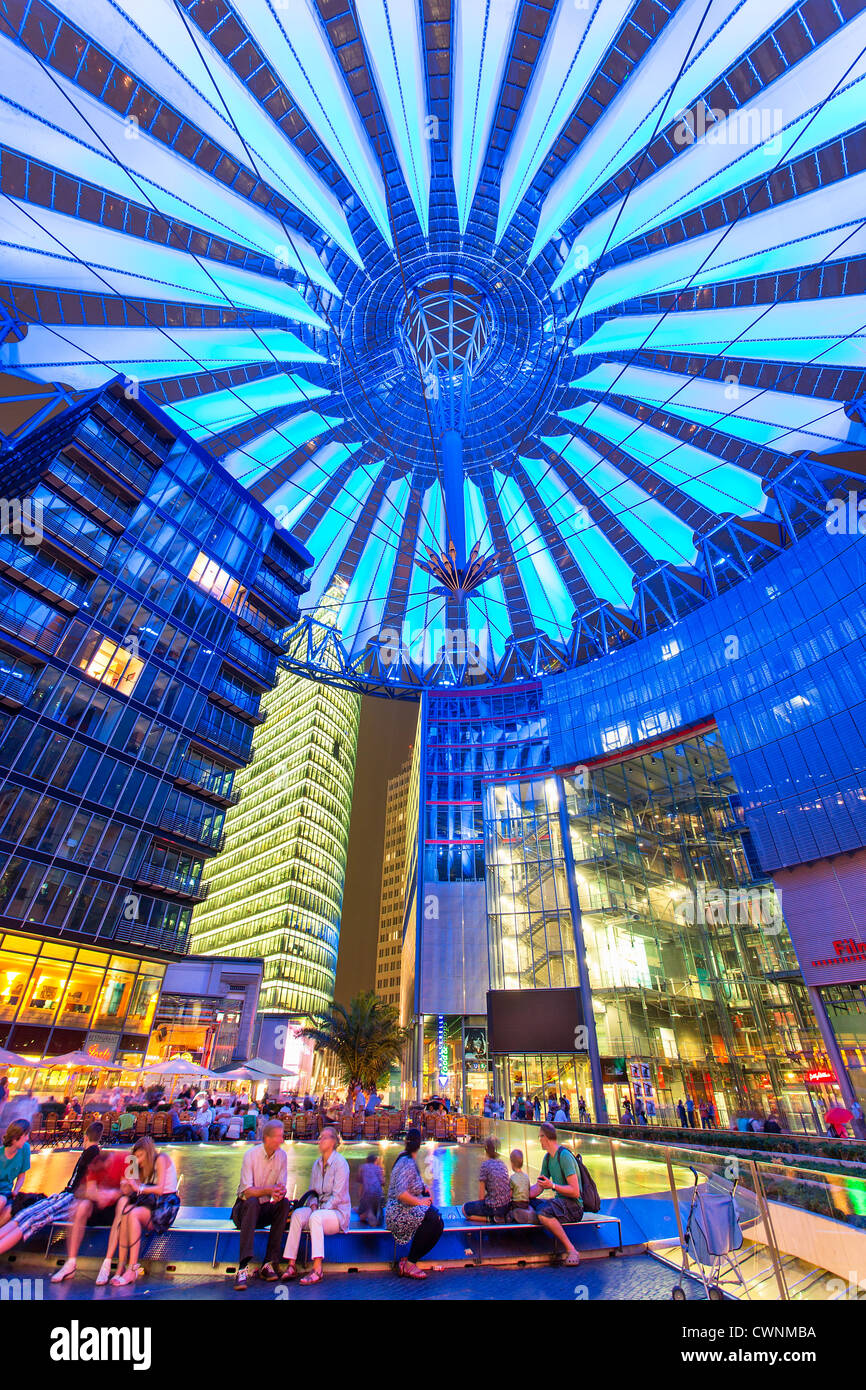 L'Europa, Germania, Berlino, la tettoia del Sony Center di Potsdamer Platz Foto Stock