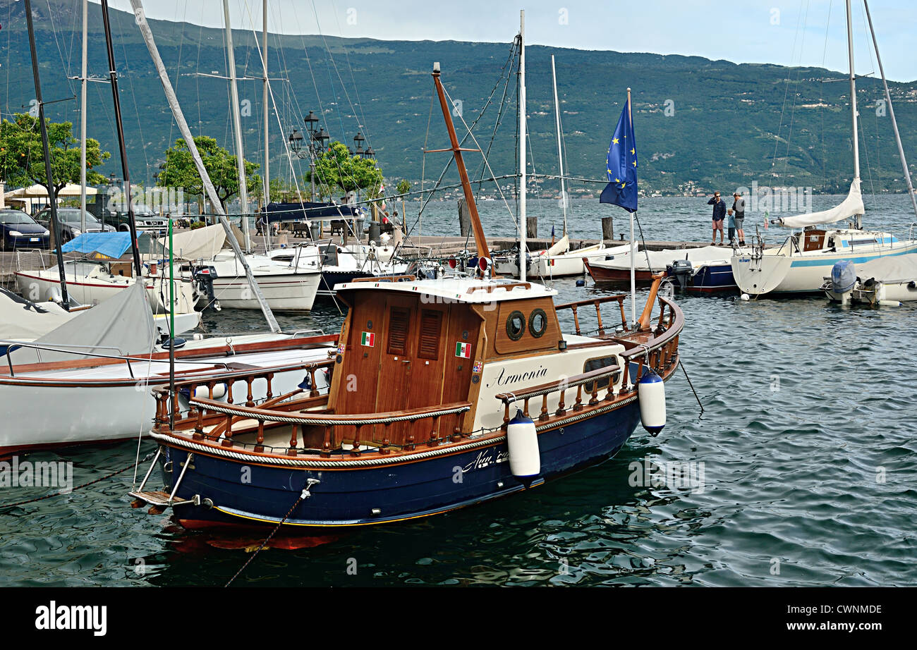 Elegante barca sul Lago di Garda Foto Stock