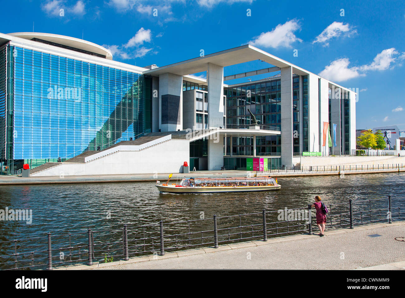 L'Europa, Germania, Berlino, nave da crociera sul fiume Sprea, vicino a Marie Elisabeth Luders Haus Foto Stock