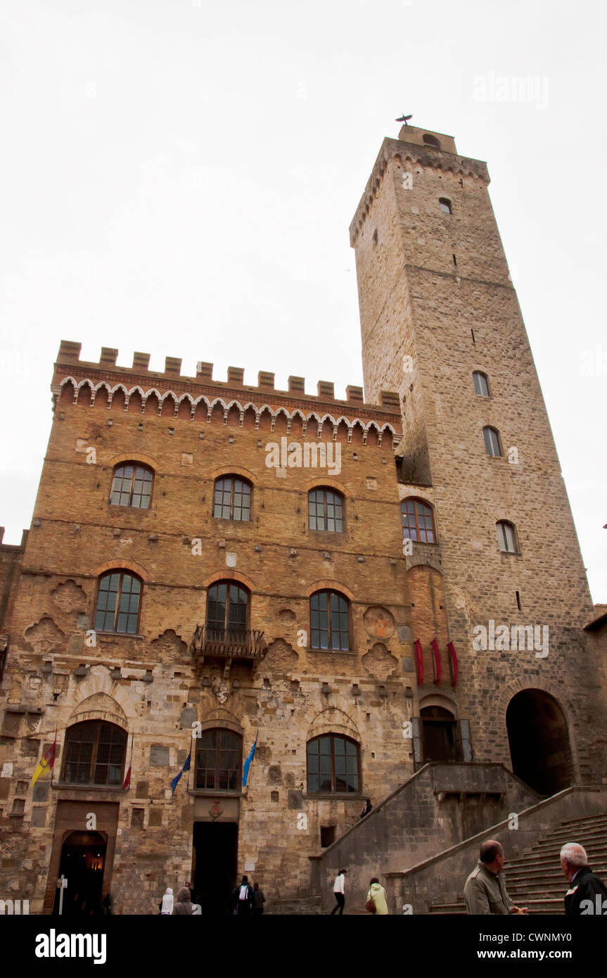 SAN GIMIGNANO, Italia - 04 aprile: vista di Piazza del Duomo su Aprile 04, 2012 in San Gimignano, Italia. La città medievale di San gi Foto Stock