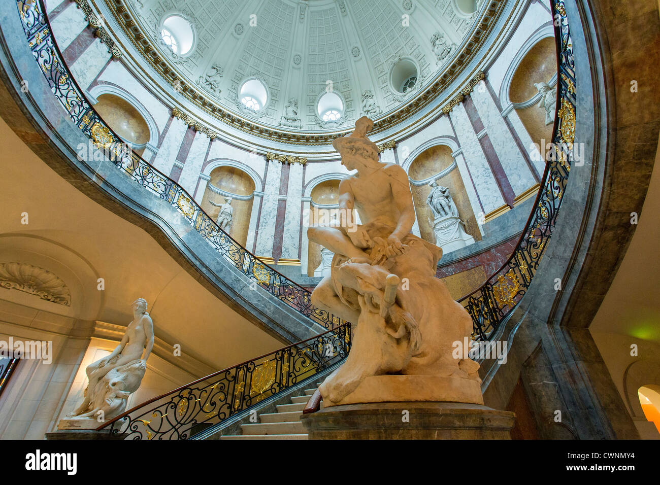 L'Europa, Germania, Berlino, Museumsinsel (Isola dei Musei), Scala e statue nei pressi della piccola cupola del Bode Museum, Foto Stock