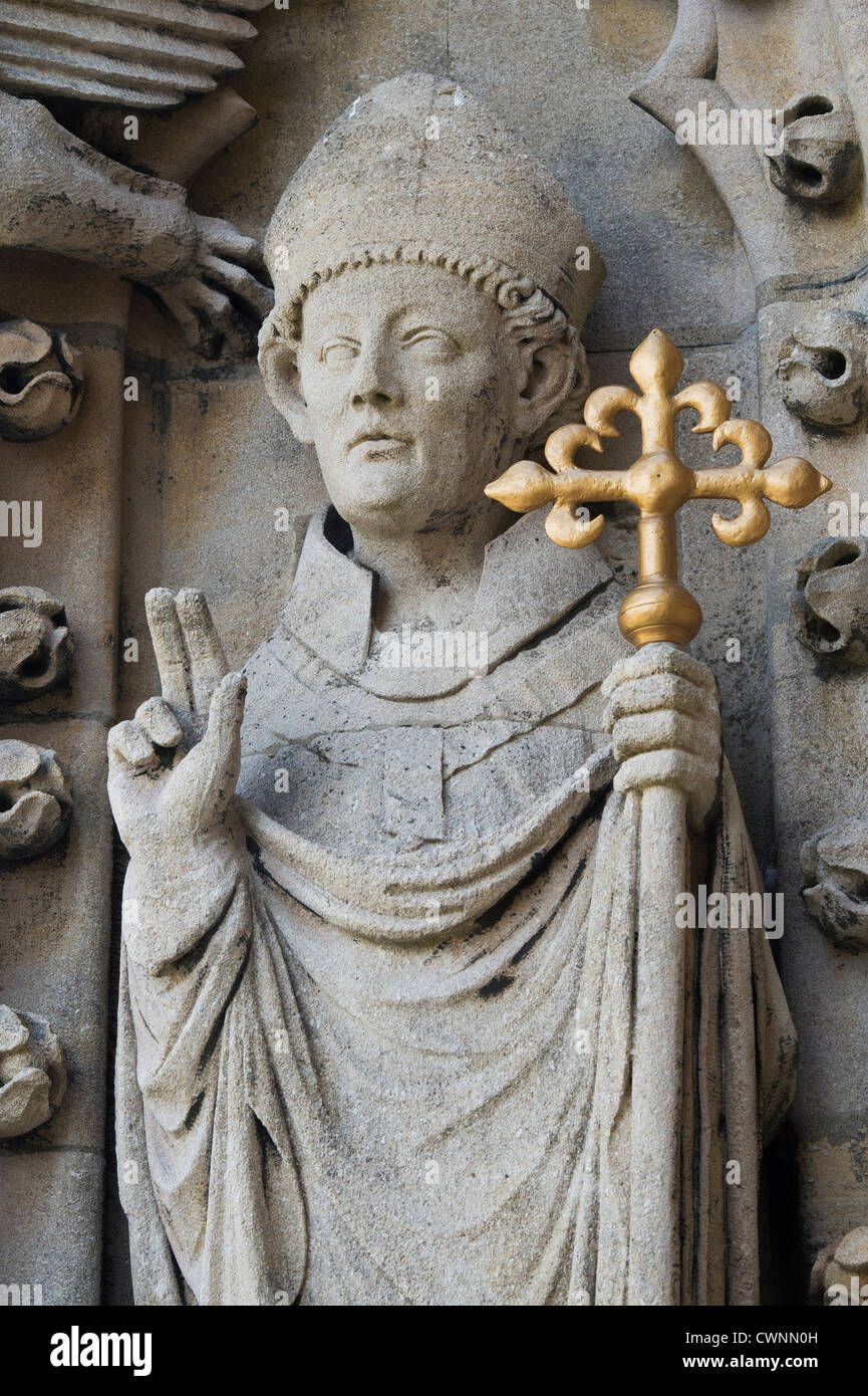 Scolpiti nella pietra vescovo cristiano la figura sulla torre dell'università chiesa di Santa Maria Vergine, Oxford, Inghilterra Foto Stock