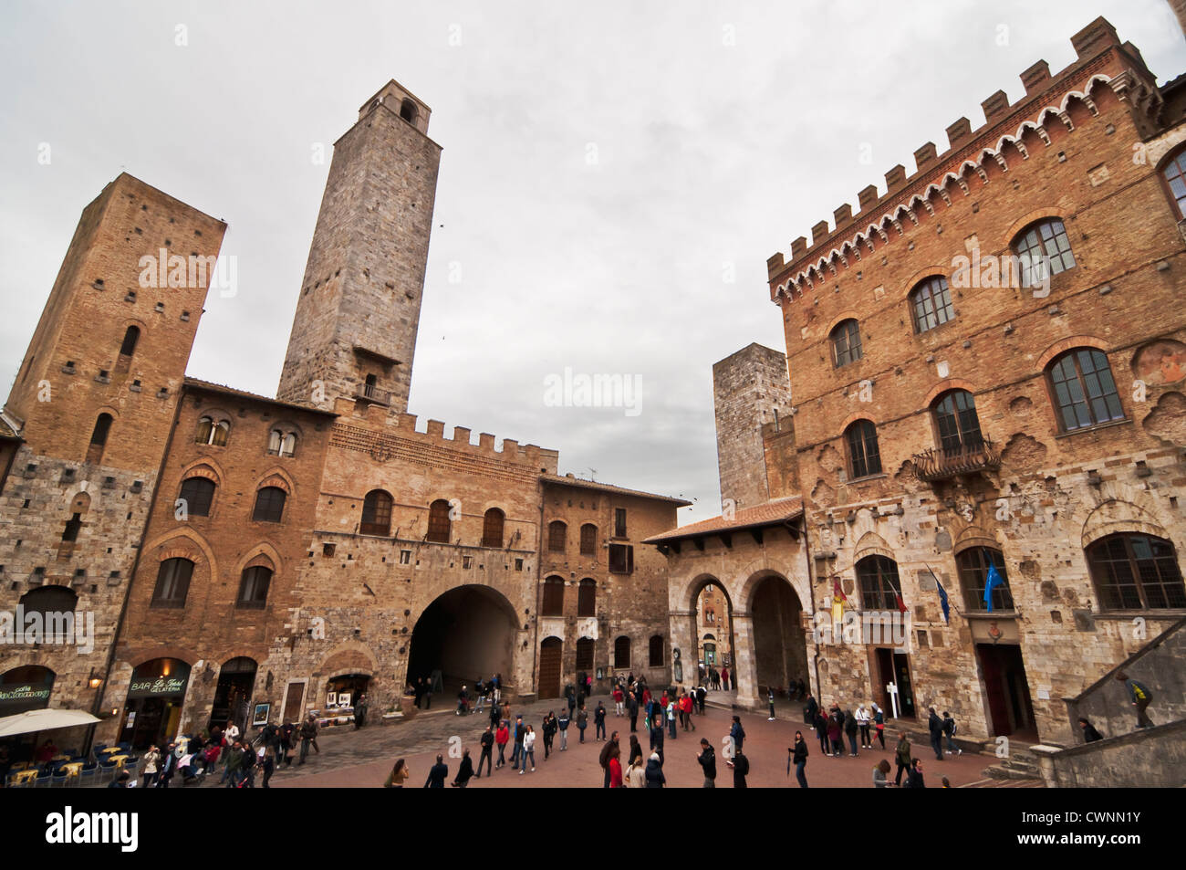 SAN GIMIGNANO, Italia - 04 aprile: vista di Piazza del Duomo su Aprile 04, 2012 in San Gimignano, Italia. La città medievale di San gi Foto Stock