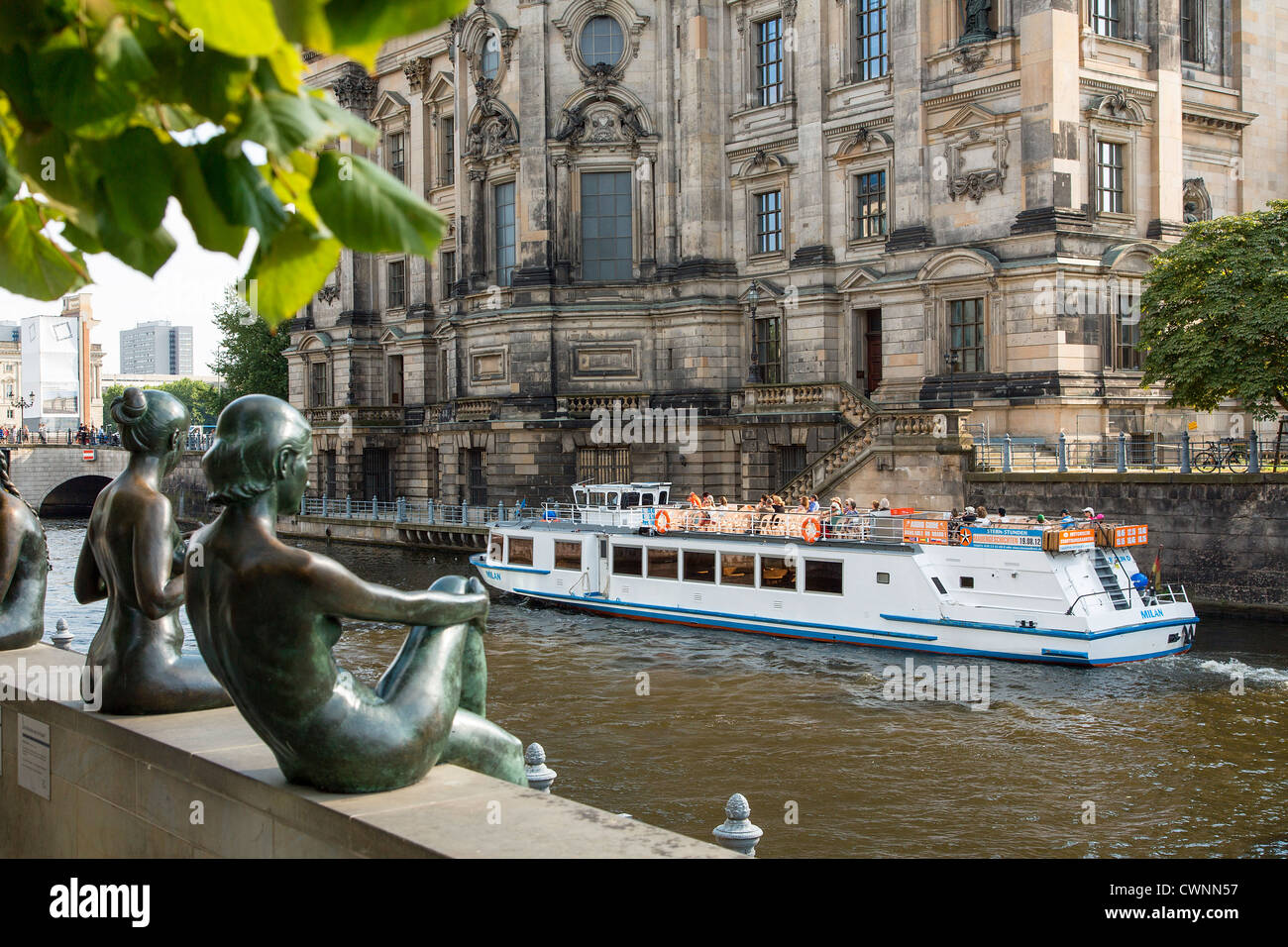 Berlino, Germania. La scultura in bronzo " Tre ragazze e un ragazzo" (Wilfred Fitzenreiter; 1988) dal fiume Spree Foto Stock