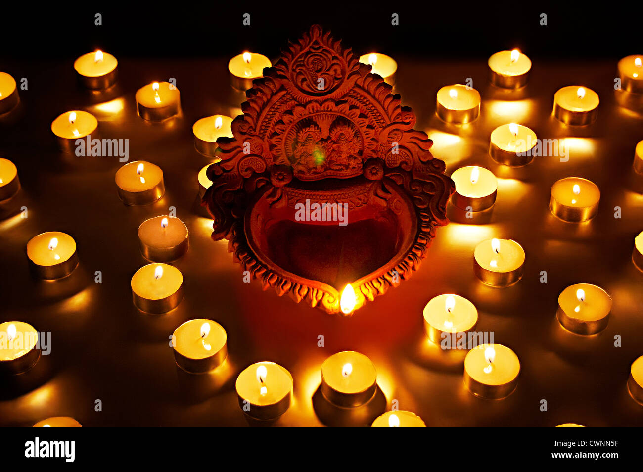 Diya sono la masterizzazione su Diwali Festival India Foto Stock