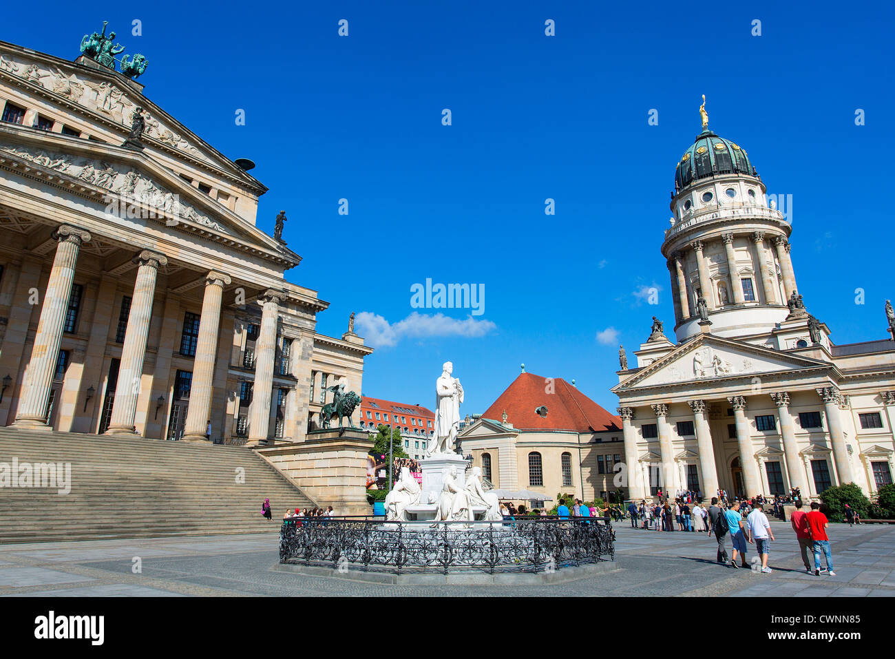 L'Europa, Germania, Berlino, statua di Friedrich Schiller nella piazza Gendarmenmarkt Foto Stock